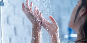 Ces erreurs que vous faites sous la douche qui dessechent votre peau