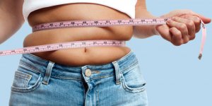 Graisse abdominale : 5 habitudes nocturnes qui l-augmentent