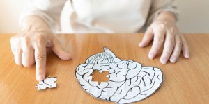 Alzheimer : un neurologue partage 6 cles pour booster la memoire et retarder la demence