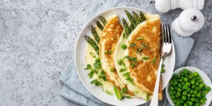 Omelette au fromage et aux asperges sauvages