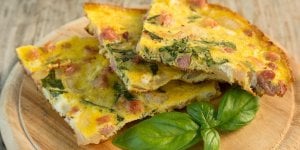 Omelette au jambon et aux fines herbes