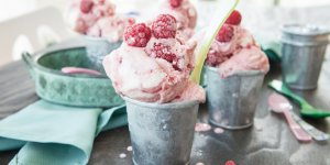 Glace au yaourt et framboises