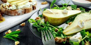 Salade de mesclun aux poires et au foie gras