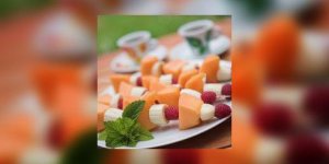 Brochettes de melon et framboises