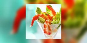 Coupes de salade, crevettes et fruits