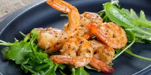 Pousses d-epinards aux crevettes et a la citronnelle Thai