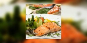 Saumon grille aux agrumes sur lit de mesclun