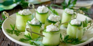 Concombre farci au fromage blanc et aux herbes