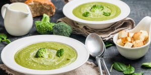 Potage brocoli courgette aux noisettes