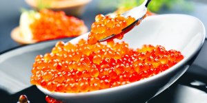 Verrines de perles du Japon et d-oeufs de saumon