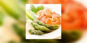 Brochettes de crevettes aux vermicelles et aux asperges