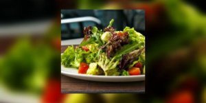 Salade de concombre au mesclun