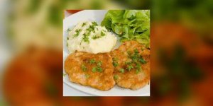 Blancs de poulet panes aux amandes, compotee de poireaux