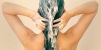 Cheveux gras : les erreurs qui les font graisser plus vite