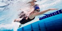 Pratique de la natation : l'utilité d'un bracelet connecté étanche