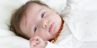 Dents de bébé : que penser du collier d'ambre ?