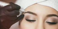 Mise en garde sur le maquillage des sourcils : ils peuvent devenir orange ou rouge !