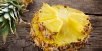 Ananas rôti et son bouillon d'écorces aux épices