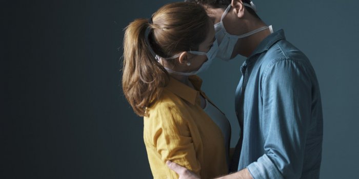 Il faut faire l’amour avec un masque selon des médecins 