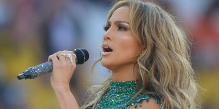Jennifer Lopez : le secret de son brushing wavy revele par son coiffeur