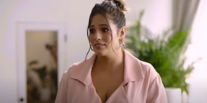 Body positive : Ashley Graham pose enceinte sans retouche