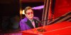 Atteint d’une pneumonie, Elton John interrompt son concert en larmes