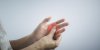 Douleur articulaire aux doigts : reconnaître une arthrite