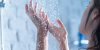 Ces erreurs que vous faites sous la douche qui dessèchent votre peau