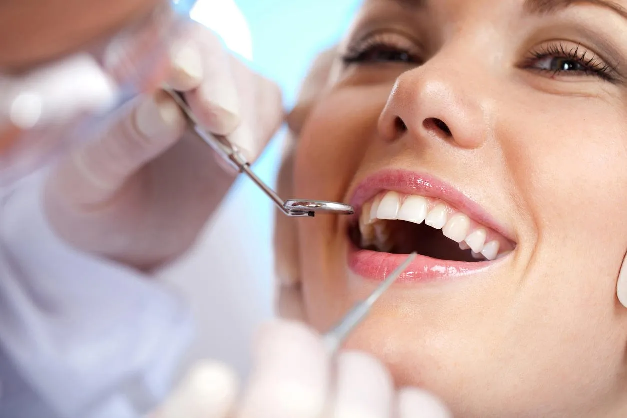 examen et traitement des dents dans la clinique dentaire