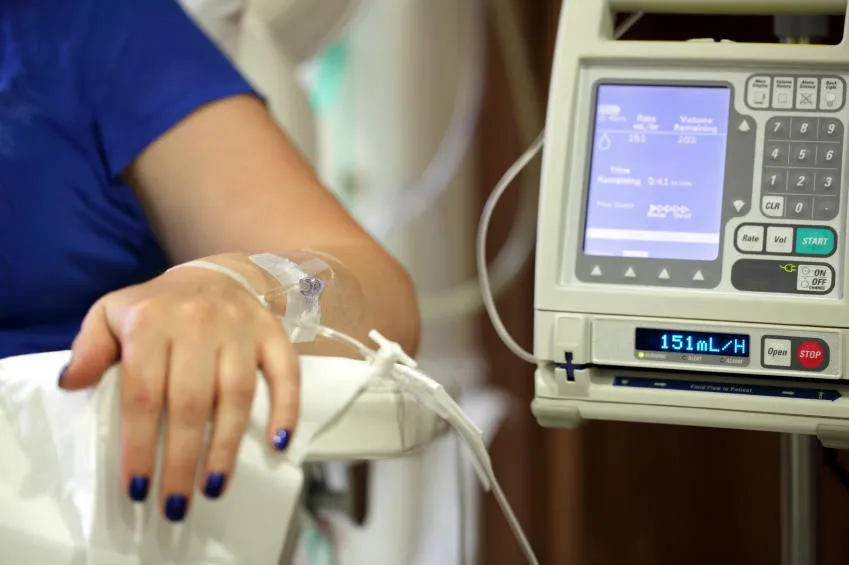 pompe à perfusion alimentant iv goutte à goutte dans le bras des patients se concentrer sur l'aiguille
