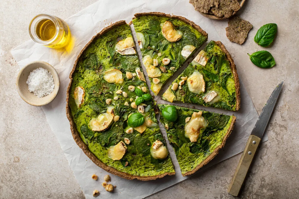tarte salée quiche fait maison aux épinards, fromage de chèvr