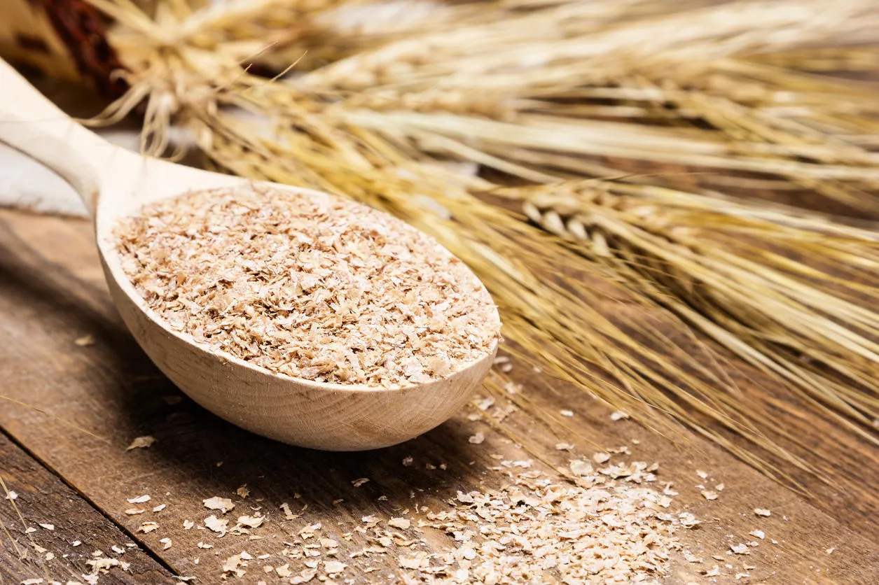 gros plan de cuillère en bois rempli de son de blé sur le fond des épis de blé supplément alimentaire pour améliorer la digestion source de fibres alimentaires planches de bois fond faible profondeur de champ gros plan de cuillère en bois rempli de son de blé sur le fond des épis de blé supplément alimentaire pour améliorer la digestion source de fibres alimentaires planches de bois fond faible profondeur de champ
