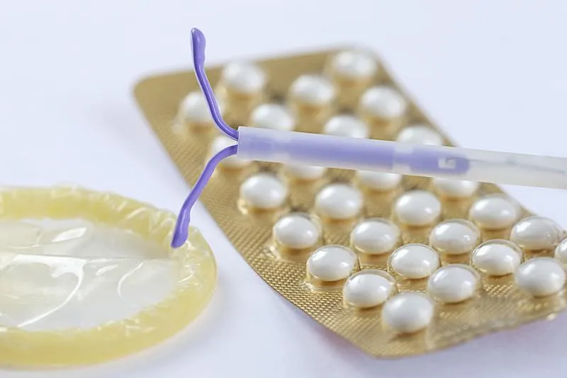 symbole de contrôle des naissances - iud et pilules contraceptives et préservatif symbole de contrôle des naissances - iud et pilules contraceptives et préservatif