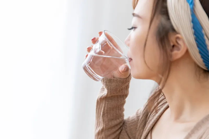 水を飲む女性 水を飲む女性