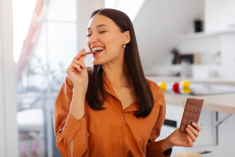 femme mange chocolat