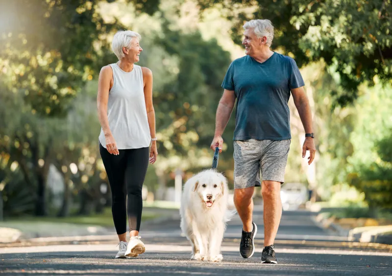 COUPLE MARCHE ACTIVE