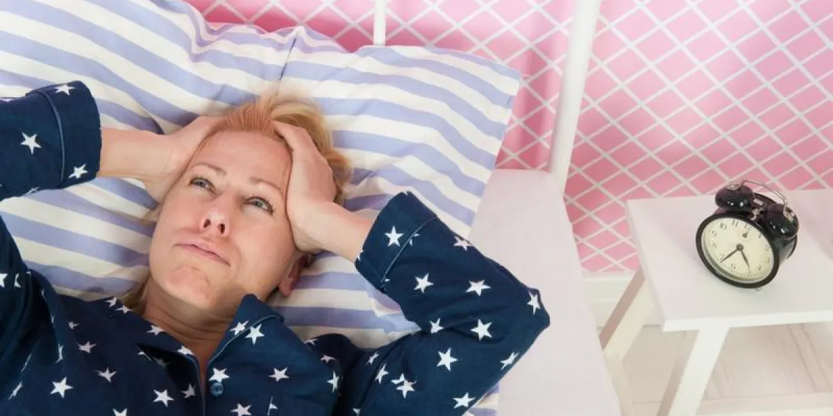 femme blonde d'âge mûr avec insomnie femme blonde d'âge mûr avec insomnie