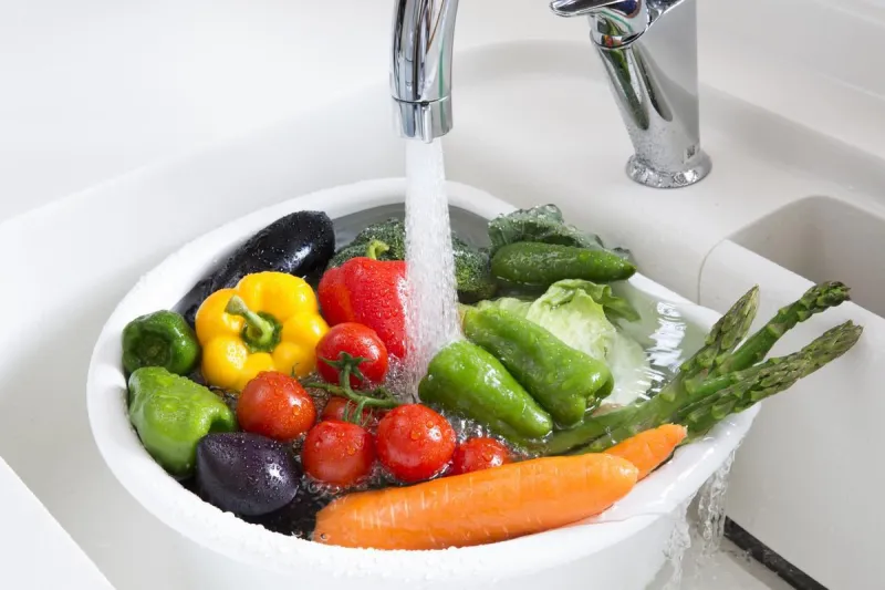 légumes à laver dans la cuisine légumes à laver dans la cuisine