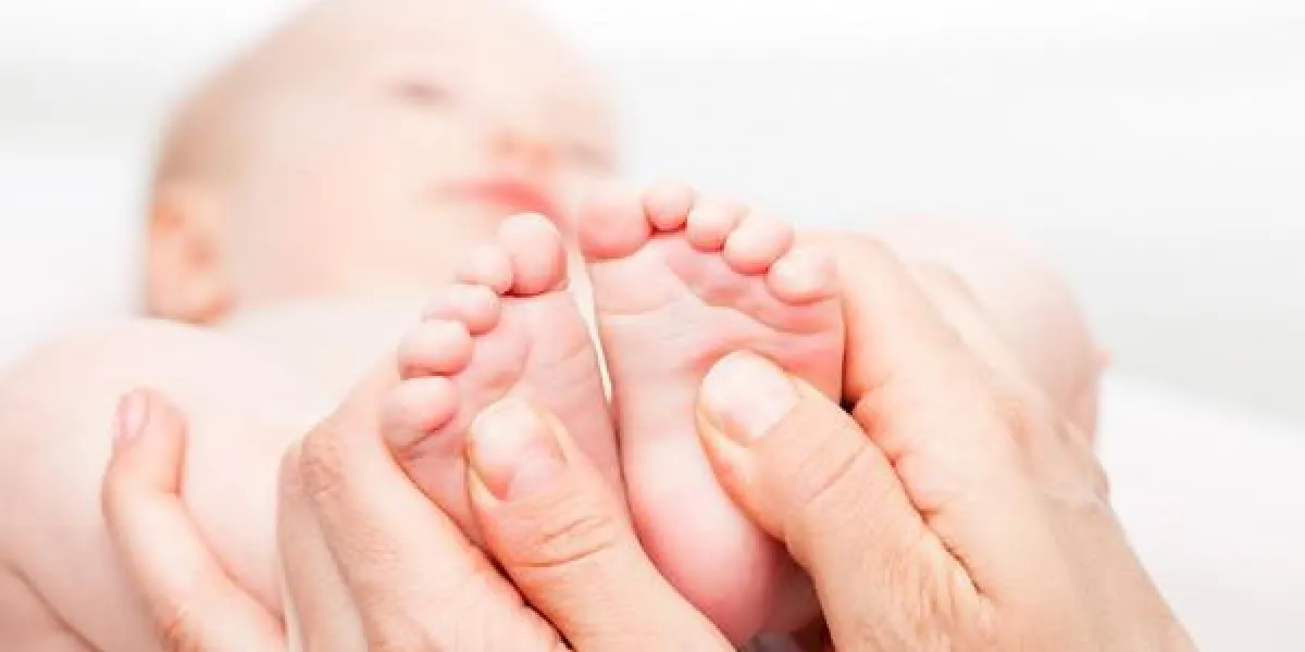 gros plan, coup, de, trois mois, bébé, girl, recevoir, pied, massage, depuis, a, massothérapeute féminin, appareil-photo, est, focalisé, sur, bébé's, pieds, figure, est, flou, arrière plan gros plan, coup, de, trois mois, bébé, girl, recevoir, pied, massage, depuis, a, massothérapeute féminin, appareil-photo, est, focalisé, sur, bébé's, pieds, figure, est, flou, arrière plan