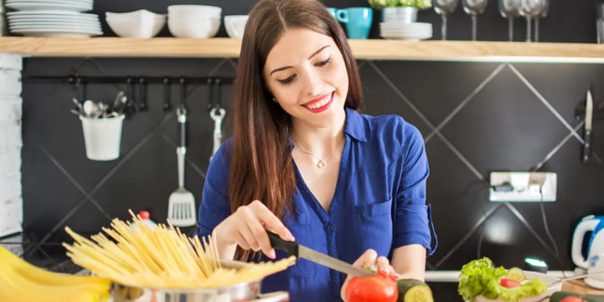 jeune femme, couper, légumes, utilisation, couteau, et, planche cuisine elle prépare, frais, repas, dans, les, cuisine jeune femme, couper, légumes, utilisation, couteau, et, planche cuisine elle prépare, frais, repas, dans, les, cuisine