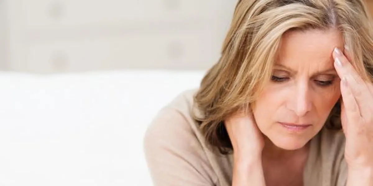 femme regarde vers le bas inquiet femme regarde vers le bas inquiet