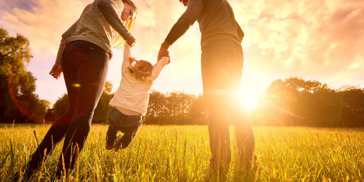 famille heureuse dans le parc lumière du soir les lumières d'un soleil maman, papa et bébé marche heureuse au coucher du soleil le concept d'une famille heureuse parents tiennent les mains du bébé famille heureuse dans le parc lumière du soir les lumières d'un soleil maman, papa et bébé marche heureuse au coucher du soleil le concept d'une famille heureuse parents tiennent les mains du bébé