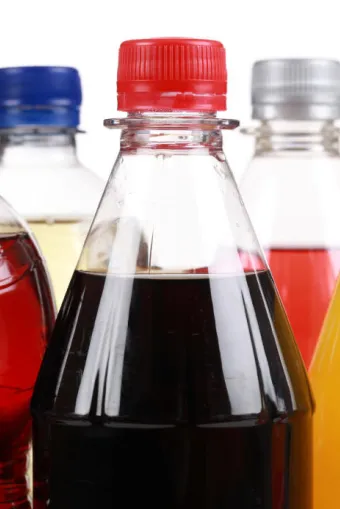 soda dans des bouteilles en plastique isolé sur fond blanc