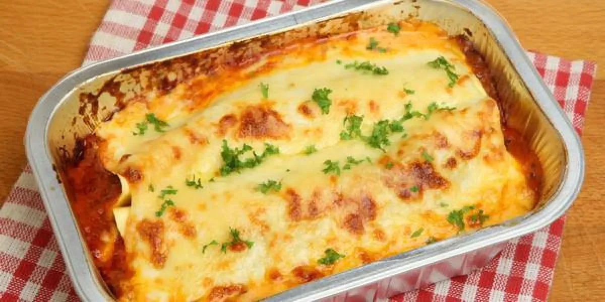 plat de lasagne dans un plateau en aluminium plat de lasagne dans un plateau en aluminium