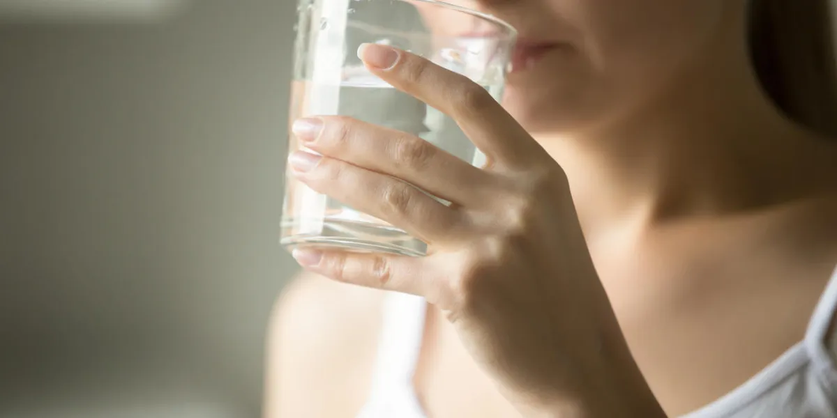 femme buvant à un verre d'eau concept de santé photo, mode de vie, gros plan femme buvant à un verre d'eau concept de santé photo, mode de vie, gros plan