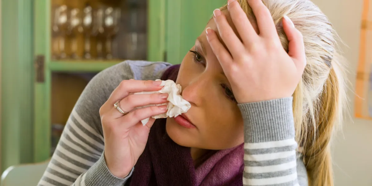 femme à l'hôpital avec le symbole du mouchoir. photo pour le temps froid, la grippe et la grippe