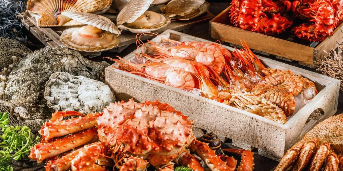 assiette de cuisine de fruits de mer comme un fond de dîner gastronomique océan crabe, coquillages, huîtres, crevettes et autres spécialités de fruits de mer assiette de cuisine de fruits de mer comme un fond de dîner gastronomique océan crabe, coquillages, huîtres, crevettes et autres spécialités de fruits de mer