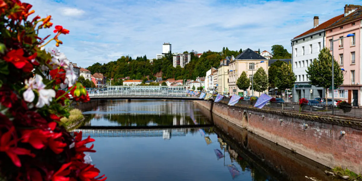 the moselle crosses the city of epinal (the flags are the emblems of the city of Épinal and the surrounding towns) the moselle crosses the city of epinal (the flags are the emblems of the city of Épinal and the surrounding towns)