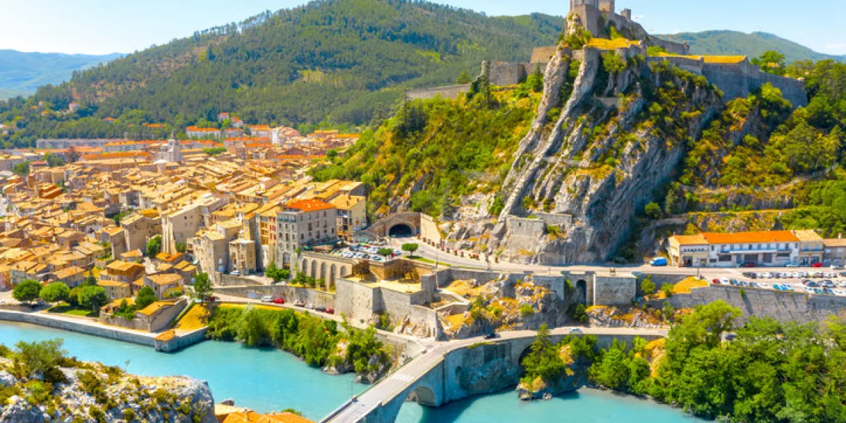 sisteron is a commune in the alpes-de-haute-provence department in the provence-alpes-côte d'azur region in southeastern france sisteron is a commune in the alpes-de-haute-provence department in the provence-alpes-côte d'azur region in southeastern france