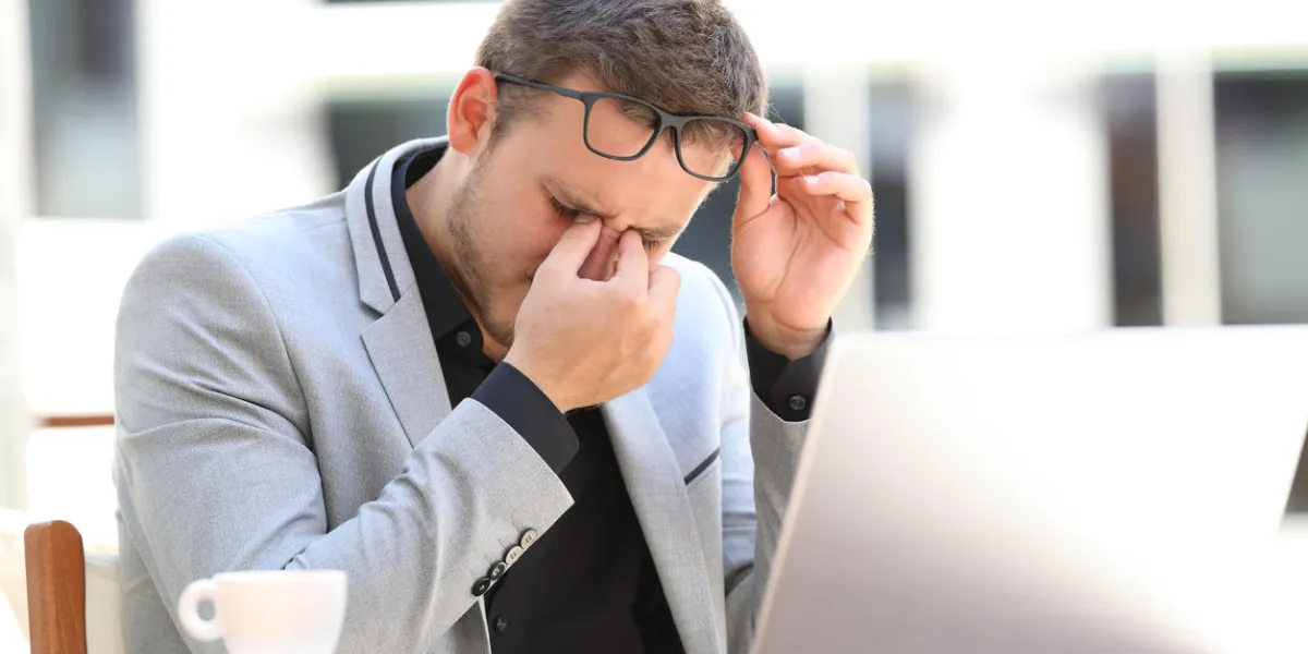 fatigué exécutif souffrant de fatigue oculaire travaillant en ligne assis dans un café fatigué exécutif souffrant de fatigue oculaire travaillant en ligne assis dans un café